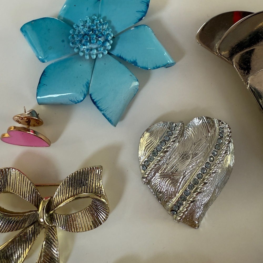 Brooch set including Gianni Versace & collection of brooches including vintage - Picture 5 of 5